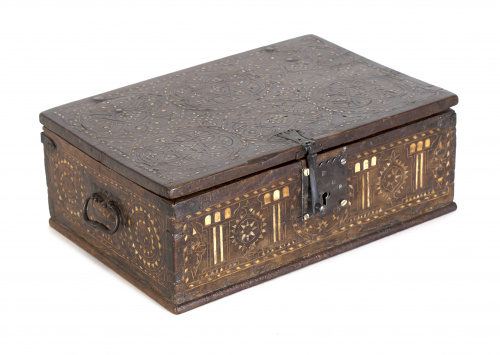 Caja de madera de nogal con taracea geométrica de hueso.Tr
