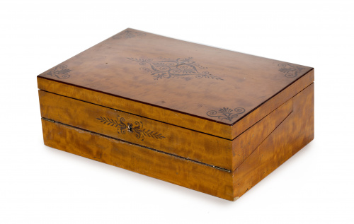 Escritorio de viaje Luis Felipe con marquetería de flores y