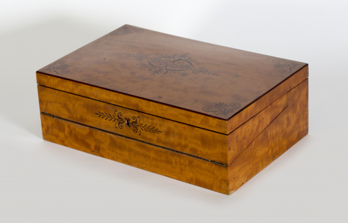 Escritorio de viaje Luis Felipe con marquetería de flores y