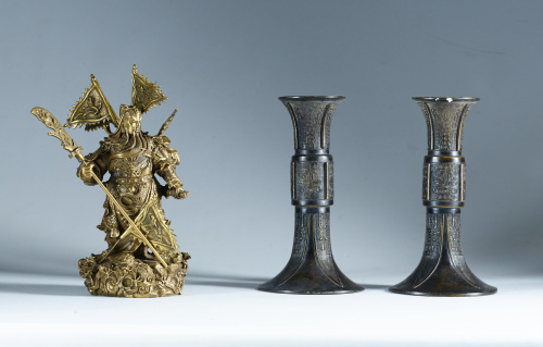 “Guan Yu”, escultura en bronce, representado con las bander