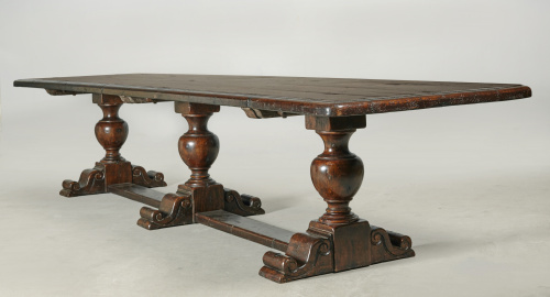 Importante mesa de refectorio de madera de nogal, el tabler