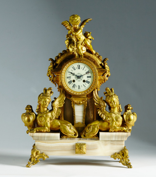 Reloj de sobremesa en ónix y bronce dorado. Maquinaria de S