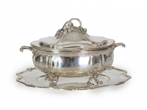 Sopera de metal plateado, con trabajo de cincelado, la tapa