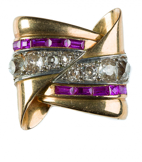 Sortija chevalière años 30- 40 en diseño de lazo, con brill