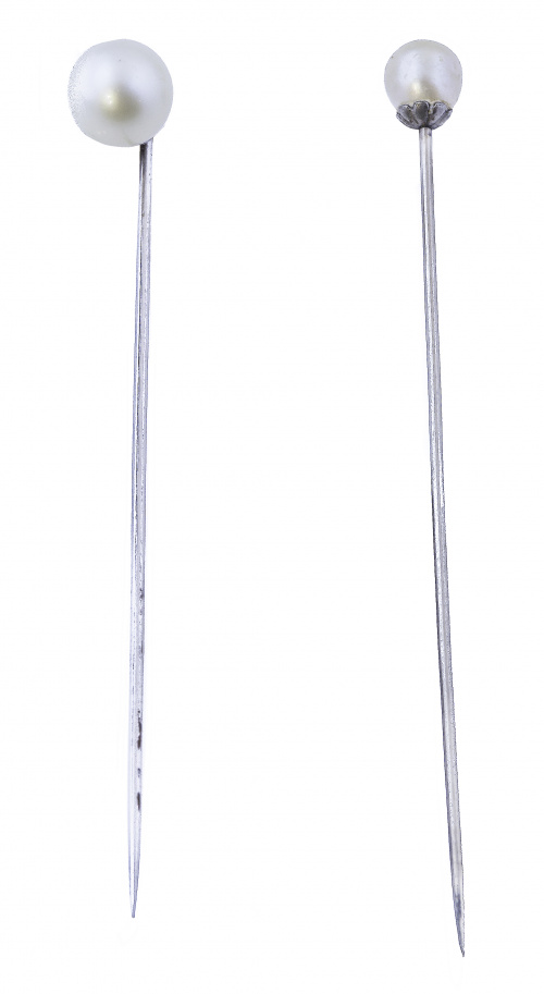 Lote de dos alfileres con perla de pp. S XX en montura de p