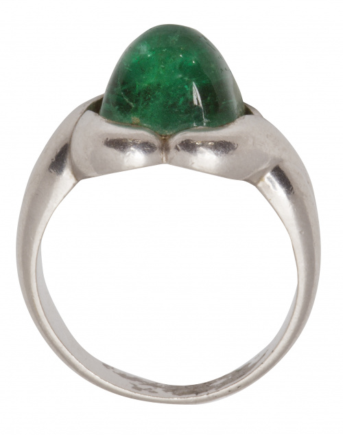 15,70 grams. Sortija Art-Decó con cabuchón elevado de esmer