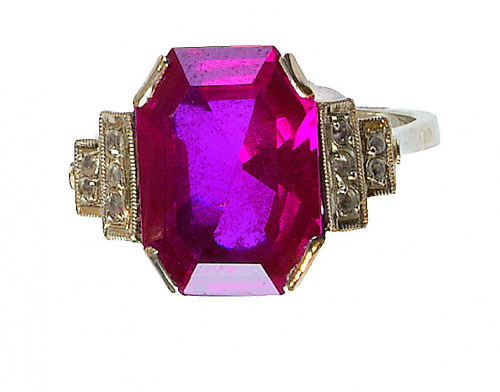 Sortija de pp. S .XX con rubí sintético entre bandas de dia