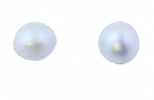 Pendientes de perla ligeramente irregulares en montura de o