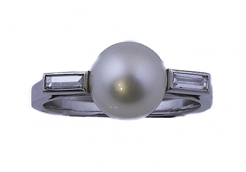 Sortija con perla cultivada ovoide flanqueada por dos bague