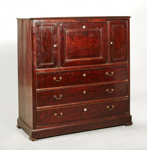 Aparador de madera de caoba, con tres puertas en la parte s