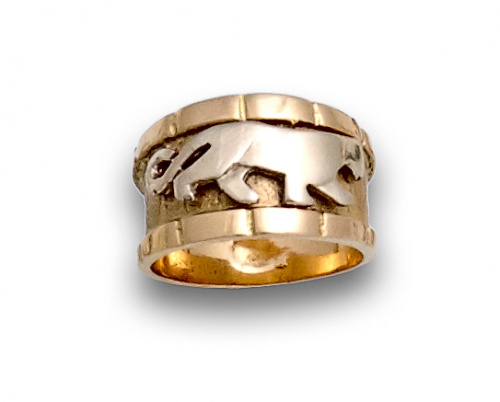 Sortija ancha con pantera en relieve .