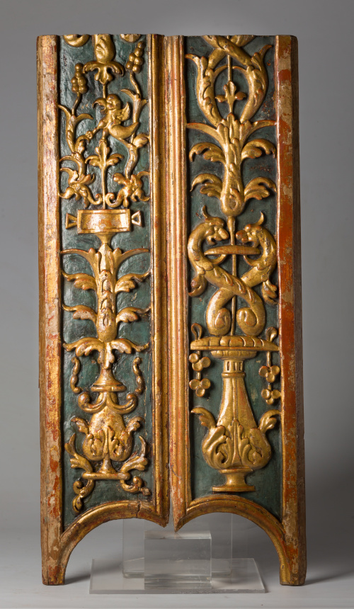 Pareja de paneles  de madera tallada y dorada con relieves 