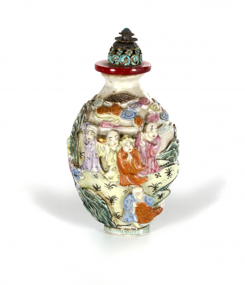 Snuff bottle o tabaquera en porcelana moldeada de la “Famil