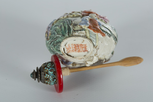 Snuff bottle o tabaquera en porcelana moldeada de la “Famil