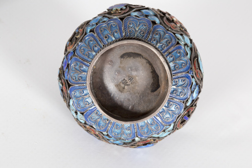 Pequeño tibor en plata y filigrana, decorado con los símbol