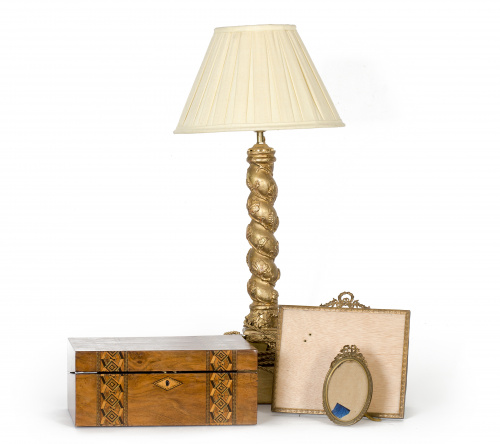 Escritorio de viaje de madera de nogal y marquetería geomét