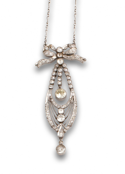 Delicado pendentif de brillantes de tala antigua en platino
