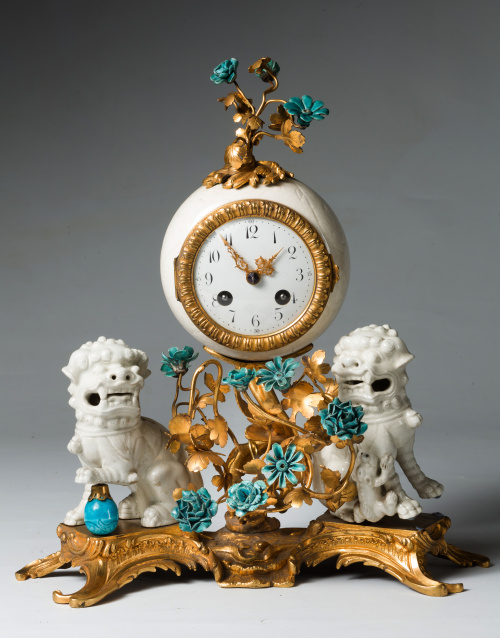 Reloj de sobremesa en porcelana y bronce con dos perros “Fo