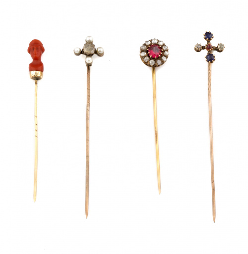 Alfiler s.XIX con diamante entre cuatro perlas finas