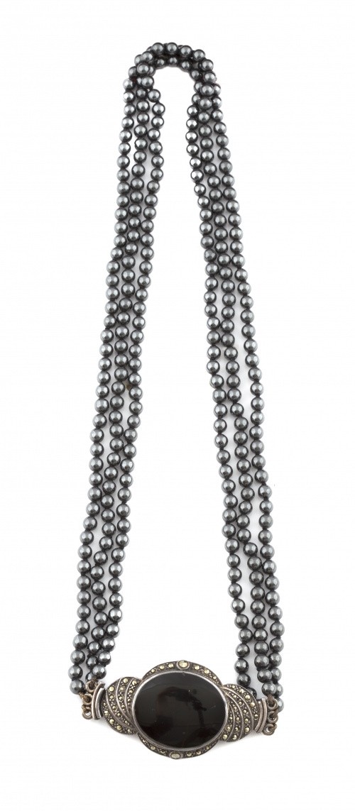 Collar de tres hilos de hematites con centro de plata,ónix 