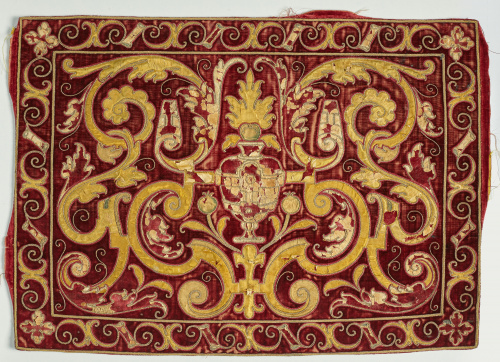 Paño de de terciopelo , con decoración de bordados de aplic