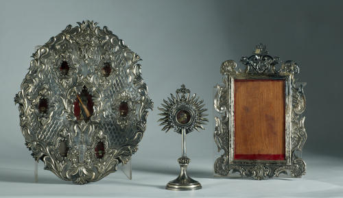 Marco de sacra de plata repujada y cincelada, con remate ar