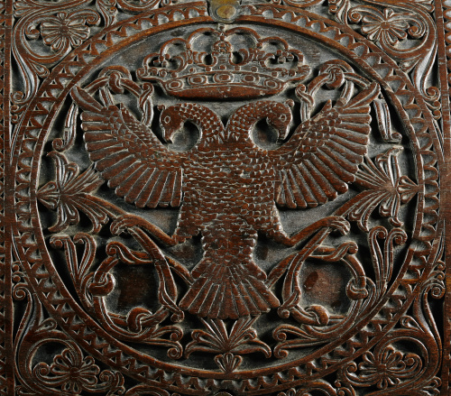 Baúl mundo (kalantas), cedro tallado, hierro forjado y dora