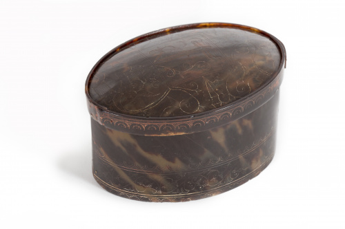 Caja ovalada de carey con decoración grabada de hojas, role