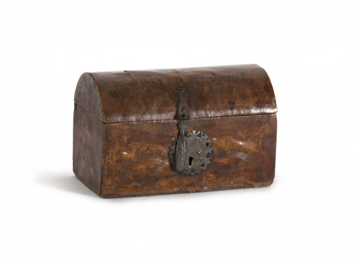 Cofre de tapa curva con alma de madera y carey; decoración 