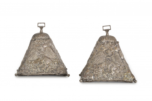 Pareja de estribos con alma de madera y plata, de decoració