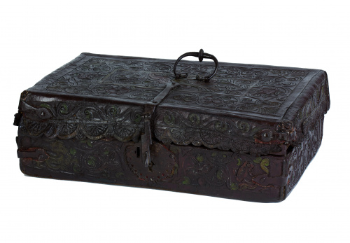 Petaca con alma de madera, encorada y gofrada, decoración d