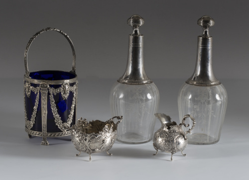 Jarrito y azucarero de plata, con decoración repujada y cin