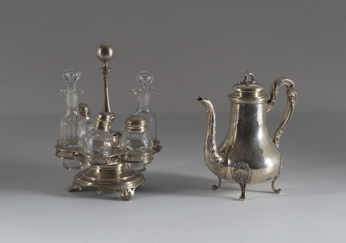 Tetera de plata con decoración de hojas cinceladas y patas 