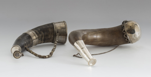 Polvorera montada en plata con decoración grabada.Trabajo 