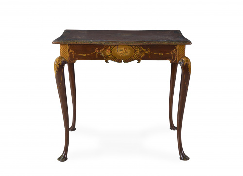 Mesa de centro eduardina, con decoración lacada tipo “Verni