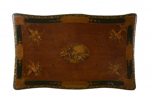 Mesa de centro eduardina, con decoración lacada tipo “Verni