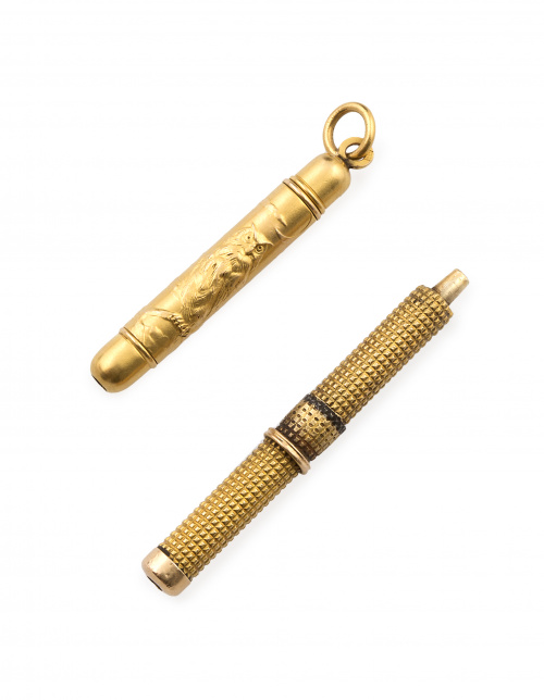 Dos pequeños portaminas, uno de ellos colgante en oro de 18