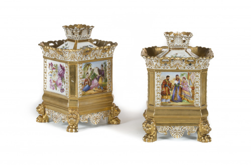 Pareja de “pot-pourries” de porcelana esmaltada y doradas c