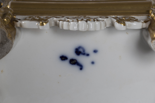 Pareja de “pot-pourries” de porcelana esmaltada y doradas c