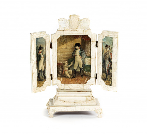 Triptico de marfil tallado con escenas de Napoleón pintadas