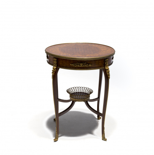 Mesa velador estilo Luis XV, en madera de caoba, palo de ro