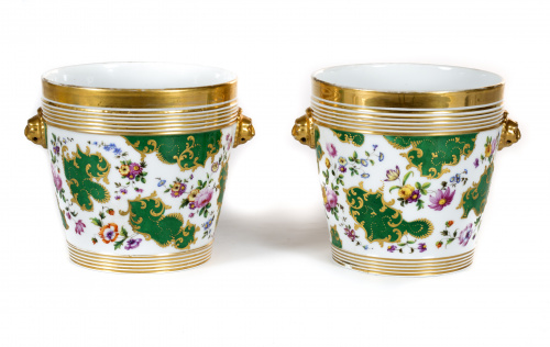 Pareja de “cache-pots” de porcelana esmaltada, dorada a fue
