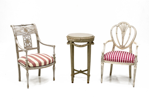 Butaca de madera lacada de gris de madera tallada de estilo