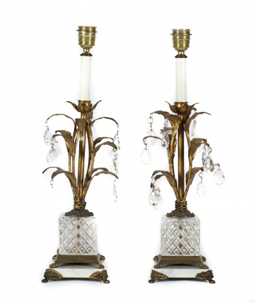 Pareja de lámparas de mesa de cristal tallado y bronce dora