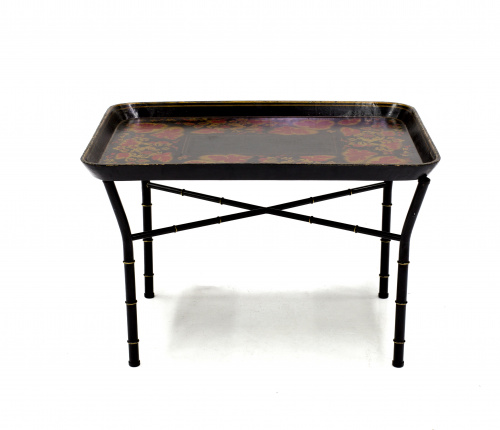 Bandeja de papier mâche con flores pintadas en rojo y dorad