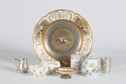 Lote formado por, un plato en porcelana de Rosenthal dorado