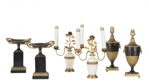 Pareja de candelabros con dos brazos transformados en lámpa