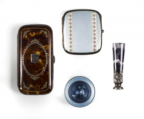 Funda de gafas en símil carey y metal aplicado decorado con