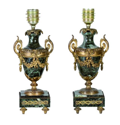 Pareja de lámparas de sobremesa de una luz, en mármol y bro