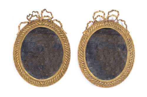 Dos espejos ovalados en madera tallada y dorada.Ffs. S. XI